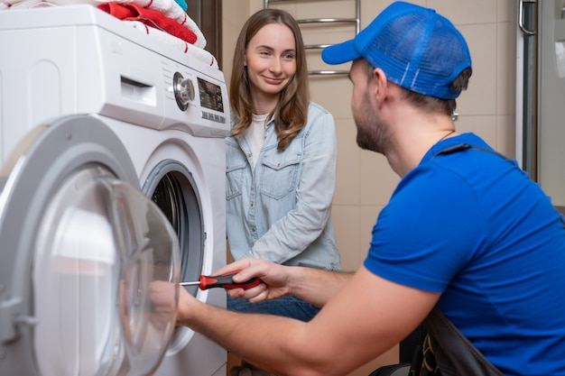 Riparazione lavatrice a domicilio Novara - tecnico con cliente soddisfatto